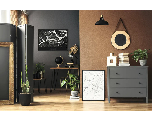 Dekoratives Wohnzimmer mit Kommode, Tisch und Zimmerpflanzen