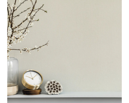 Nahaufnahme einer Wand mit Uhr, Dekoration und Vase mit Blumen