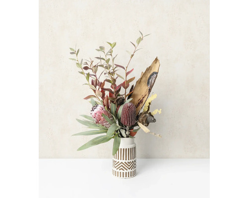 Trockenblumenarrangement in einer Vase mit geometrischem Muster