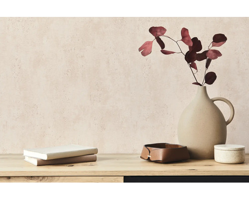 Dekoratives Stillleben mit Büchern, Blumenvase und Ablage auf einem Tisch.