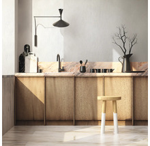 Küchenszene mit Holzschränken, Marmorarbeitsplatte, Spüle, Lampe und Hocker