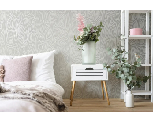 Chambre avec lit, table de chevet, étagère et papier peint gris à motifs ondulés