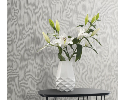 Papier peint à motifs avec arrangement floral dans un vase sur une table