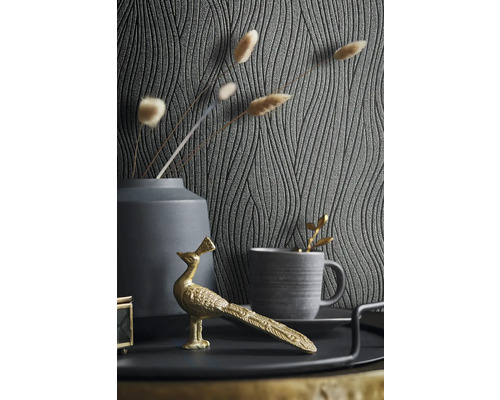 Scène décorative avec papier peint à motifs, vase, tasse et figurine de paon dorée