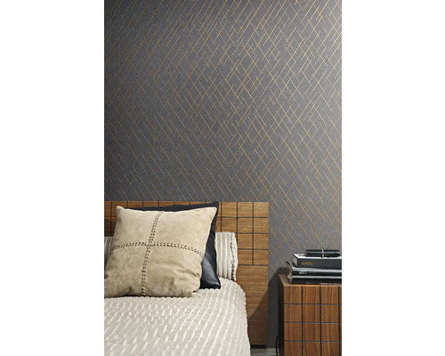 Chambre à coucher avec papier peint gris et motif géométrique doré