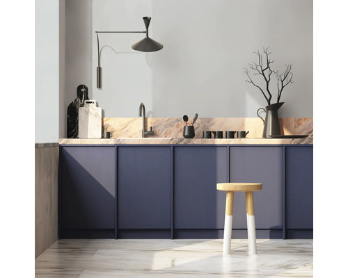 Scène de cuisine avec évier, robinet, vaisselle, planches à découper et tabouret