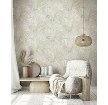 Wohnzimmer mit floraler Tapete, Sessel und Dekoration