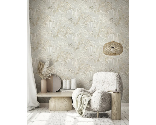 Wohnzimmer mit floraler Tapete, Sessel und Dekoration