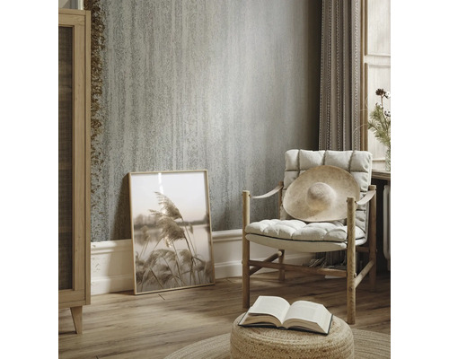 Salon avec papiers peints structurés, fauteuil et décorations pour une ambiance lumineuse et agréable.