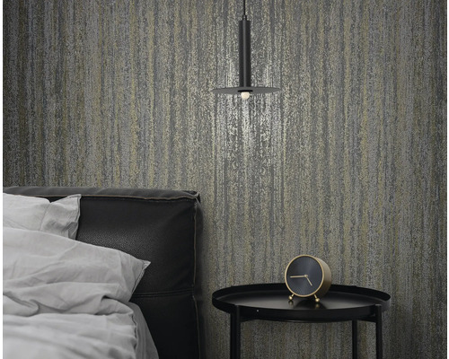 Schlafzimmer mit gemusterter Tapete, Nachttisch und Bett