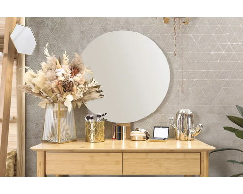 Einrichtungsgegenstände auf einem Schminktisch mit rundem Spiegel