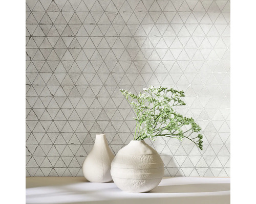 Carreaux muraux décoratifs avec motif triangulaire et deux vases sur une étagère.