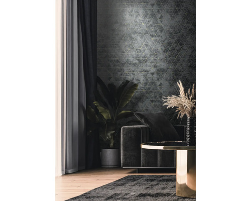 Salon avec papier peint à motifs gris, canapé et plante d''intérieur