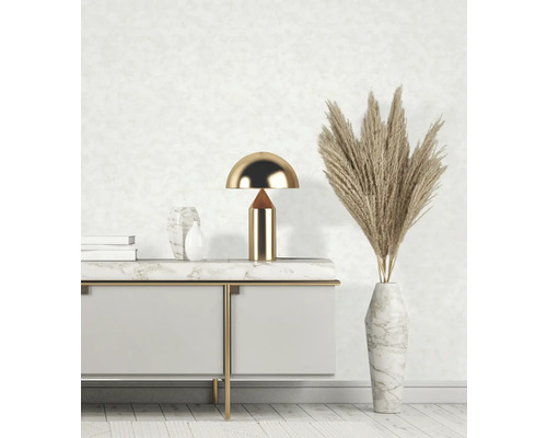 Aménagement intérieur décoratif avec commode, lampe de table et graminées ornementales dans un vase