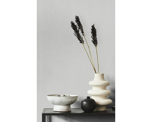 Arrangement décoratif avec vase, graminées ornementales et bol sur une table