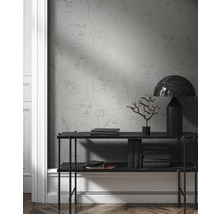 Tapete mit Frauengesichtern im Interieur mit Konsole und Dekoration.