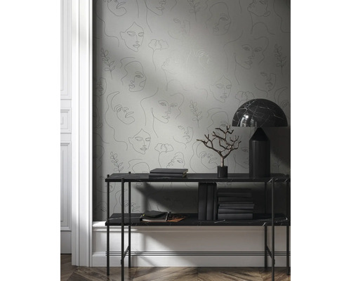 Papier peint avec visages de femmes dans un intérieur avec console et décoration.