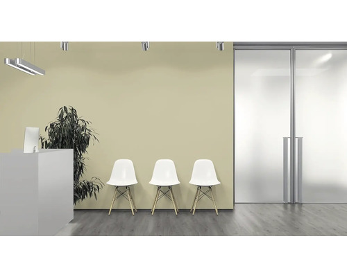 Salle d''attente avec réception, trois chaises et porte en verre