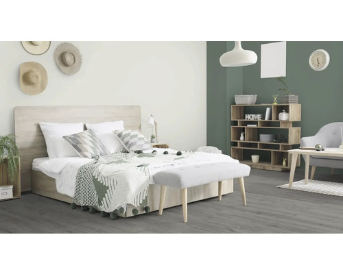 Chambre lumineuse avec lit, table de chevet, étagère et banc