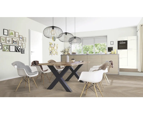 Salle à manger lumineuse avec table en bois, pieds en métal noir et chaises blanches