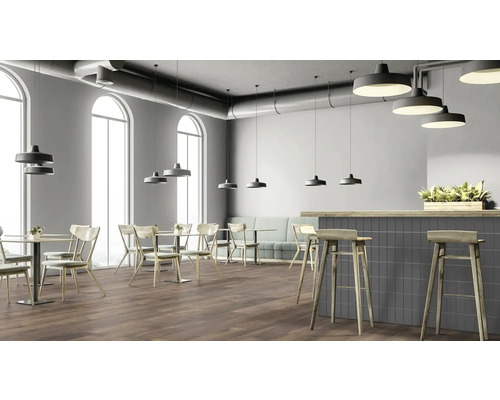 Intérieur d''un restaurant avec tables, chaises, un bar et suspensions