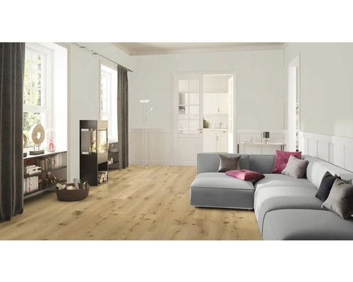 Salon lumineux avec parquet, canapé et poêle à bois