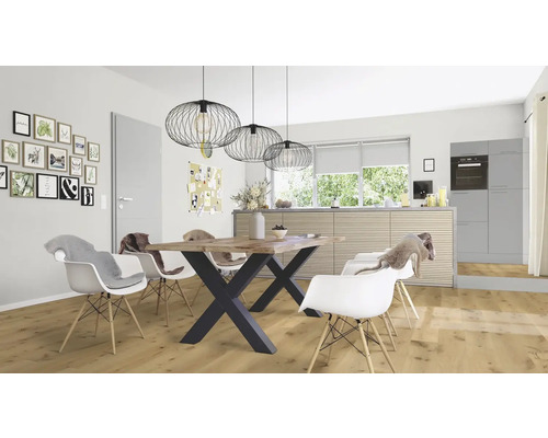 Salle à manger avec table en bois, chaises et suspensions