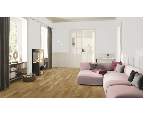 Wohnzimmer mit Holzboden, Kaminofen und rosa Sofa