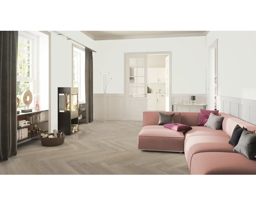 Salon avec canapé d''angle, poêle à bois, lampadaire, étagères et fenêtre avec rideaux