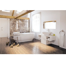 Salle de bains lumineuse avec baignoire, lavabo et poutres en bois