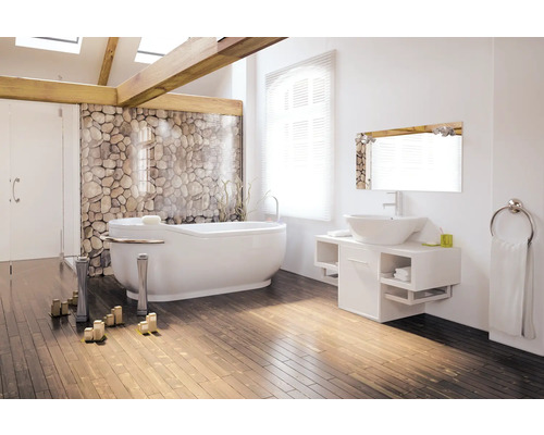 Salle de bains lumineuse avec baignoire, lavabo et poutres en bois