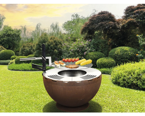 Kugelgrill mit Grillgut im Garten
