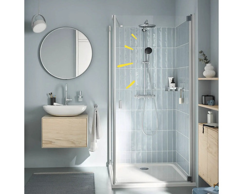 Badezimmer mit Duschkabine, Waschtisch, Spiegel und Regalen