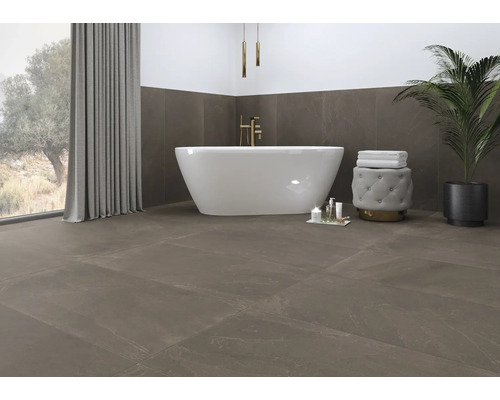 Salle de bains moderne avec baignoire îlot, carrelage en céramique et grande fenêtre