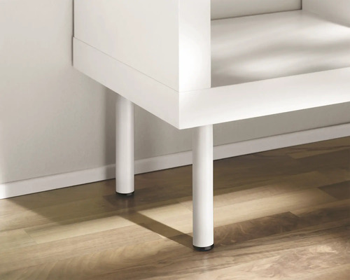 Détail d''un meuble blanc avec des pieds en métal