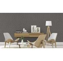 Wohnzimmer mit gemusterter Tapete, Holzmöbeln und Dekorationen für ein gemütliches Ambiente.