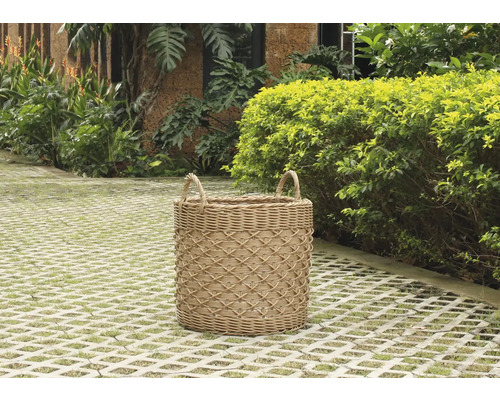 Panier tressé avec poignées à l''extérieur.