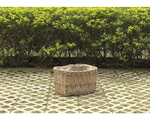 Geflochtener Pflanzkorb aus Rattan für den Garten