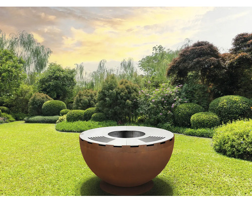 Runder Grill aus Metall im Garten
