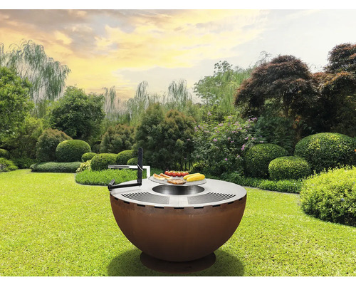 Gartenlandschaft mit Grillstelle und zubereiteten Speisen