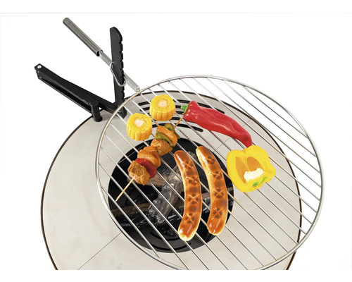 Gril rond avec des aliments grillés tels que des saucisses, du maïs, des poivrons et des brochettes