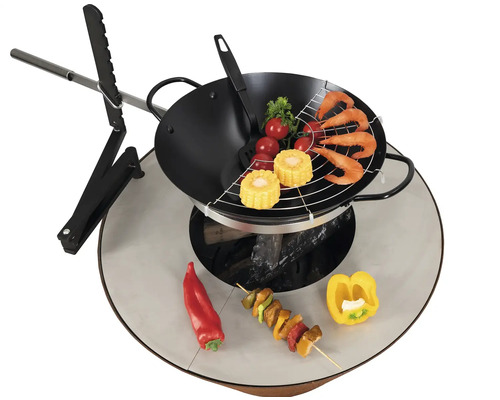 Wok-grill avec ingrédients grillés et légumes