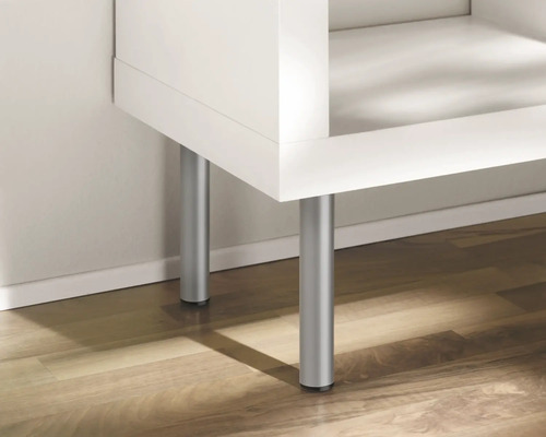 Detailaufnahme eines weißen Möbels mit silberfarbenen Füßen auf einem Holzboden