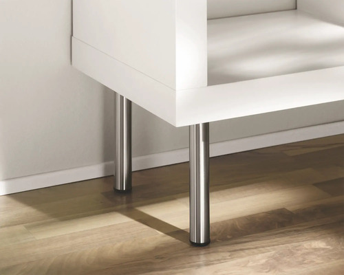 Detailaufnahme eines Möbels mit silberfarbenen Füßen.