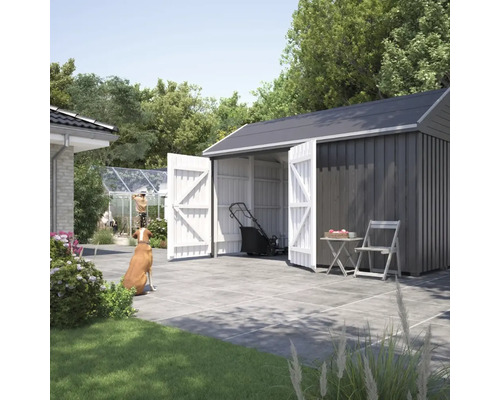 Gartenszene mit Gerätehaus, geöffneten Türen, Rasenmäher und Gartenmöbeln