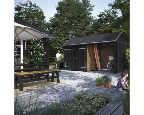 Gartenszene mit Gerätehaus, Sitzgruppe und Personen auf einer Holzterrasse