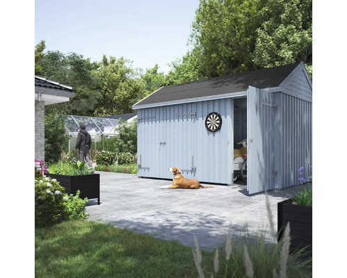 Szene mit einem Holzgartenhaus mit geöffneten Türen, Dartscheibe und einem Hund im Garten