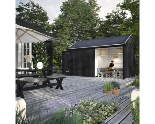 Terrasse en bois avec cabanon de jardin, coin salon et végétation