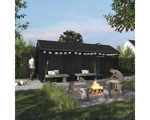 Gartenansicht mit Gerätehaus, Feuerstelle und sitzenden Personen