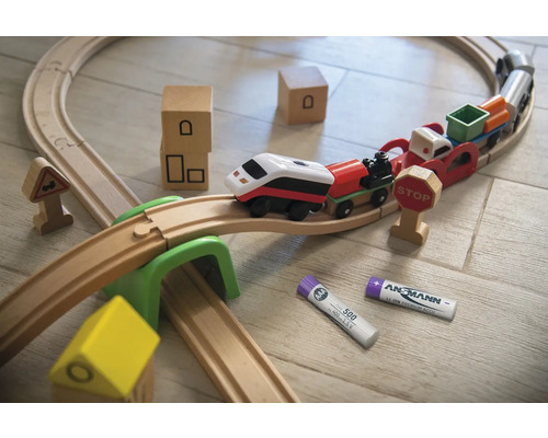 Circuit de train en bois avec trains, rails, pont, blocs de construction et piles